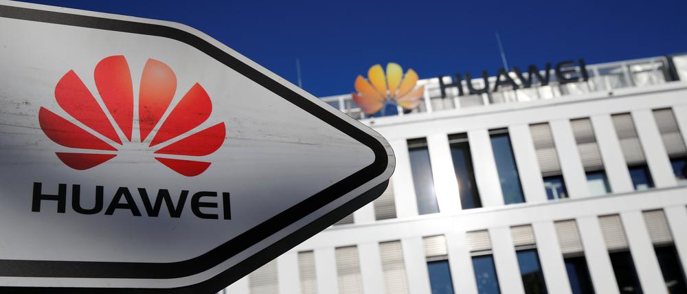 Hinweisschild und Fassade der deutschen Huawei-Zentrale in Düsseldorf.