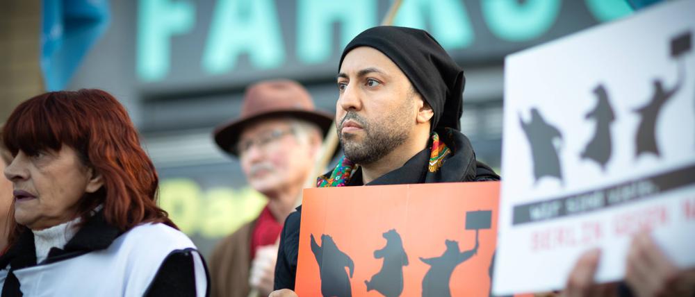 Der Linken-Politiker Ferat Kocak, hier auf einer Demonstration gegen Rechtsextremismus in Neukölln, ist einer der Betroffenen der Anschlagsserie.