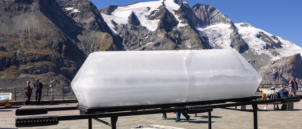 Ein Sarg aus Eis während einer Aktion des Klimaschutzvereins «Protect Our Winters» Austria (POW).