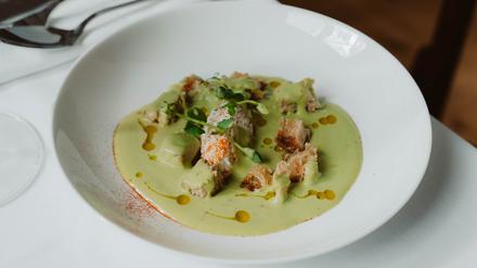 Crèmesuppe aus geeisten Erbsen im Restaurant Mastan in Kreuzberg