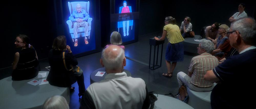 Die Besucher fragen, die Zeitzeugen antworten. Künstliche Intelligenz macht es möglich.