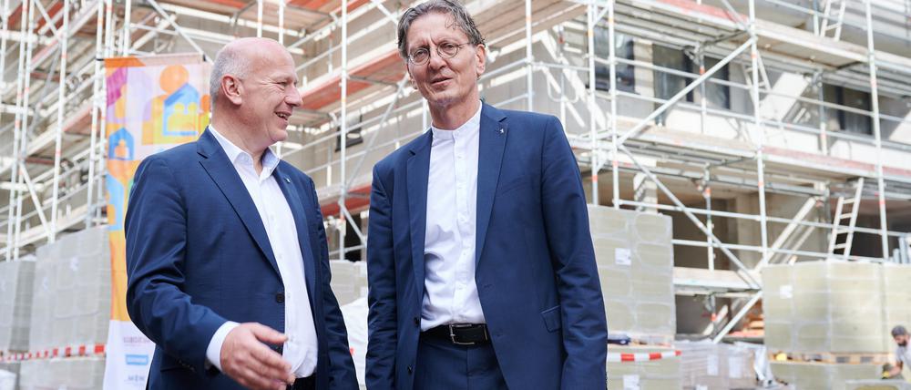 Kai Wegner (l,CDU), Regierender Bürgermeister Berlin und Christian Gaebler (l-r, SPD), Senator für Stadtentwicklung, Bauen und Wohnen stehen auf einer Baustelle eines Neubauprojekt der Degewo am Halleschen Ufer.