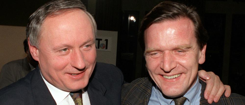 Gerhard Schröder (r.) und Oskar Lafontaine im Jahr 1990.