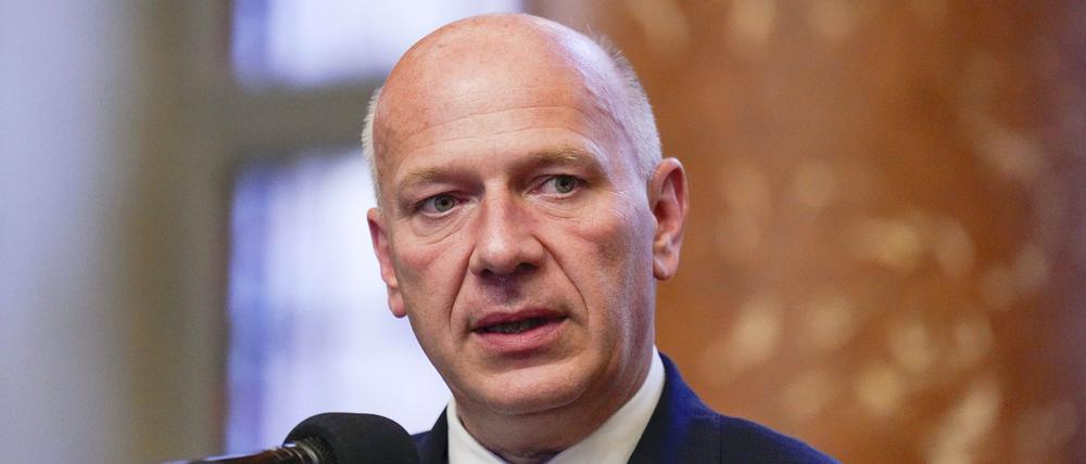 Kai Wegner bei der Unterzeichnung der Vereinbarung über eine Städtepartnerschaft von Berlin und Kiew.