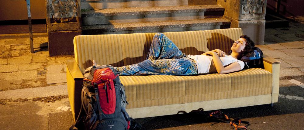 Modeerscheinung: Dieses Foto mit einer Studentin, die mit Sofa auf einer Straße in Frankfurt (Oder) posierte, entstand 2011, als Couchsurfing noch deutlich populärer war.