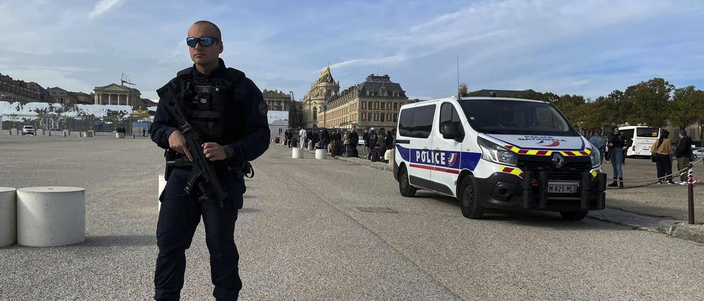 Sicherheitskräfte stehen in der Nähe des Schlosses von Versailles Wache (Archivbild).