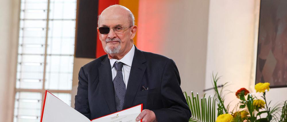 Salman Rushdie mit der Friedenspreisurkunde
