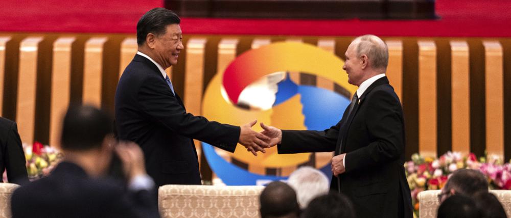 Xi Jingping und Wladimir Putin reichen sich die Hände auf dem Seidenstraßen-Gipfel vergangener Woche.
