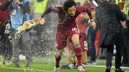 Die obligatorische Bierdusche trifft nicht nur den Trainer.