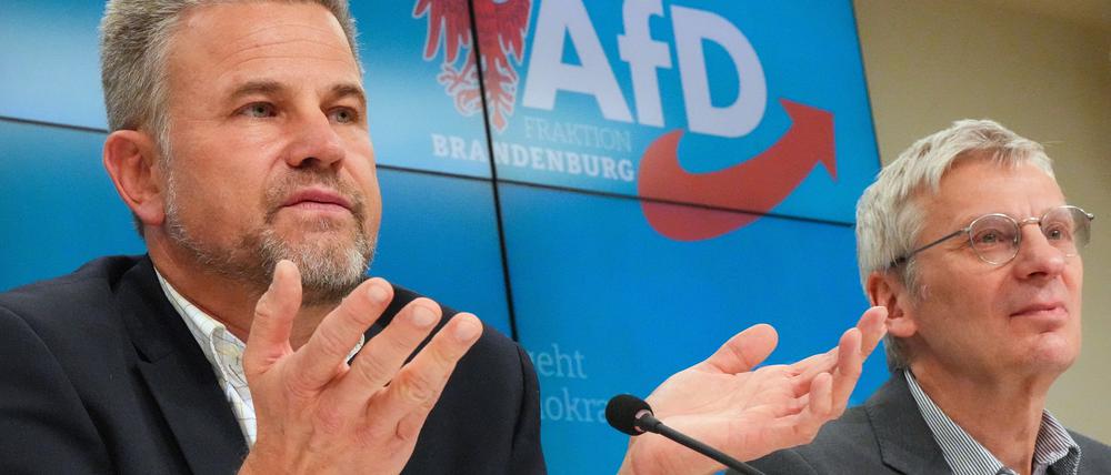 07.11.2023, Brandenburg, Potsdam: Philip Zeschmann (l), ehemals Fraktionsmitglied von BVB/Freie Wähler, spricht während einer Pressekonferenz der AfD im Brandenburger Landtag neben Hans-Christoph Berndt, Brandenburger AfD-Fraktionsvorsitzender. Foto: Soeren Stache/dpa +++ dpa-Bildfunk +++