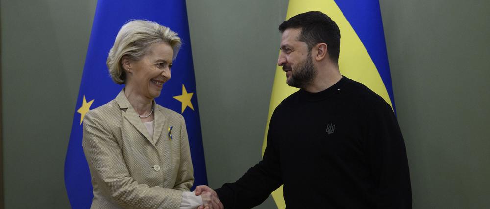 Wolodymyr Selenskyj (r), Präsident der Ukraine, empfängt Ursula von der Leyen, Präsidentin der Europäischen Kommission, im Mariinsky-Palast.