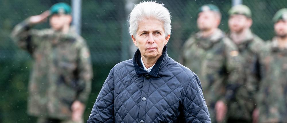 Marie-Agnes Strack-Zimmermann schreitet zum Rückkehrappell der 13. Rotation aus Litauen die in der Ernst-Moritz-Arndt-Kaserne angetretenen Soldaten ab.