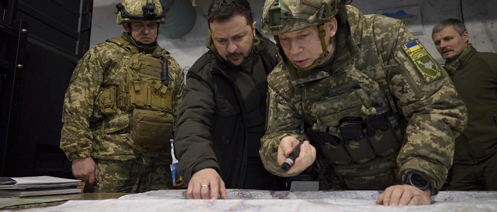 Wolodymyr Selenskyj (M), Präsident der Ukraine, bei einem Besuch an der Front.