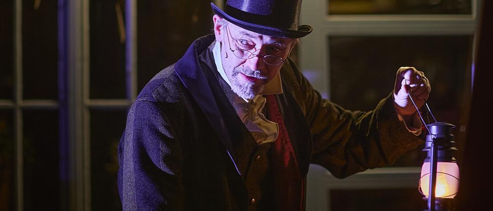 Die Dickensche „Weihnachtsgeschichte“ wird in der Fassung der Wannseer Drehbühne zum Stationen-Theater: Schauspieler und Publikum wandern von Szene zu Szene über den Hof der „Mutter Fourage“.