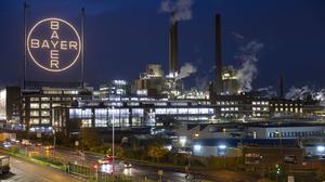 20.11.2023, Nrw, Köln: Das Bayer Kreuz, das Logo des Unternehmens, leuchtet auf dem Werksgelände von Bayer in Leverkusen. Bayer hat eine Studie mit einem wichtigen Medikamentenhoffnungsträger wegen mangelnder Wirksamkeit abgebrochen. Eine Phase-III-Studie zur Untersuchung des Mittels Asundexian bei Patienten mit Vorhofflimmern und Schlaganfallrisiko werde vorzeitig beendet, teilte der Konzern am späten Sonntagabend mit. Foto: Thomas Banneyer/dpa +++ dpa-Bildfunk +++