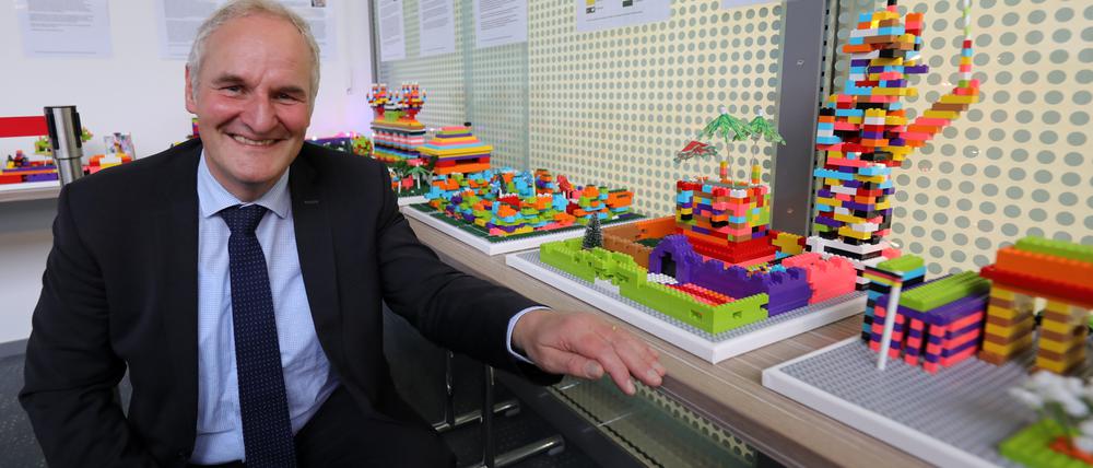 Bernd Rubelt hat ein Traumschloss gebaut – mit vielen bunten Bausteinen, und Schirmchen.