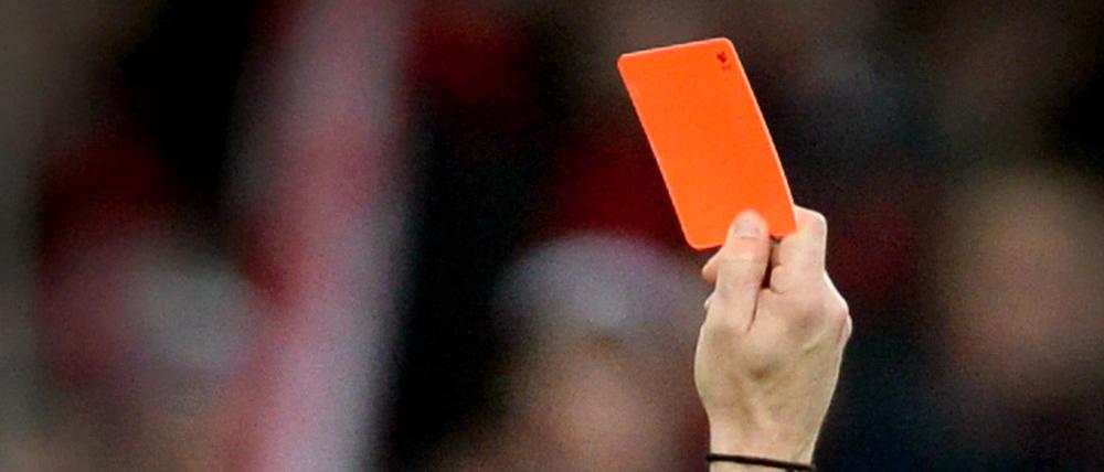 Schiedsrichter stehen für ihre Entscheidungen immer wieder in der Kritik. In der Türkei kam es nun zu gewalttätigen Übergriffen auf einen Unparteiischen.