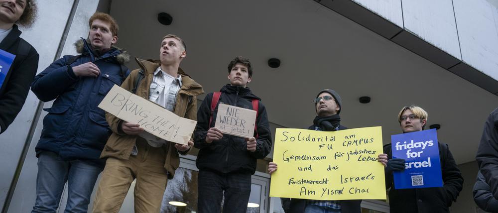 Teilnehmer einer Demonstration von Fridays for Israel stehen vor dem Eingang der Mensa der Freien Universität Berlin. Fridays for Israel veranstaltet den Protest als Reaktion auf Ausschreitungen an der FU Berlin.