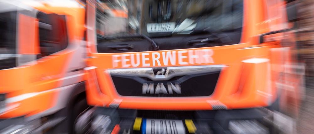 Ein Löschfahrzeug der Feuerwehr im Einsatz (Symbolbild).