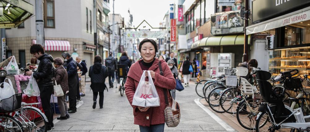 In Japan essen viele Menschen an den Weihnachtstagen frittiertes Hühnchen von Kentucky Fried Chicken.