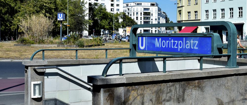 Der Eingang zum U-Bahnhof Moritzplatz in Kreuzberg.