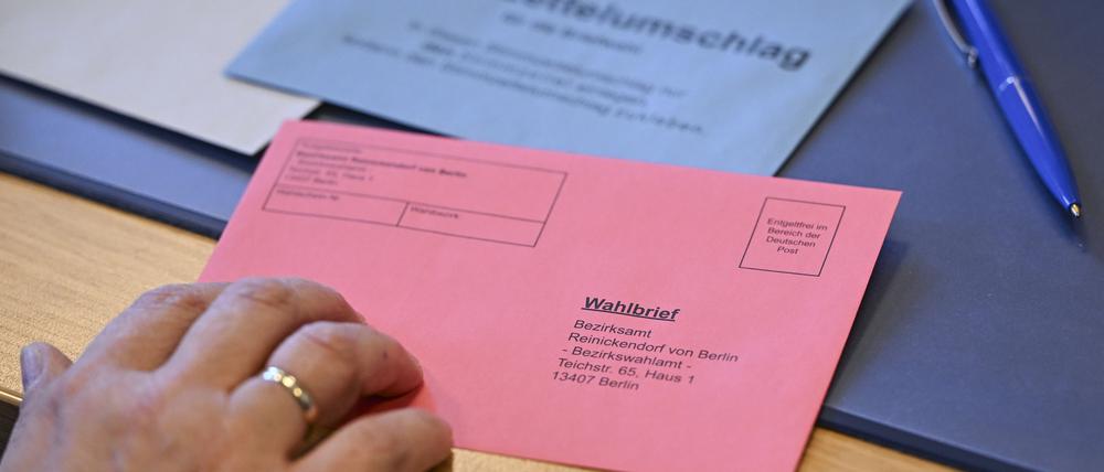 Briefwahlunterlagen werden zum Beginn der Briefwahl für die Teilwiederholung der Bundestagswahl in Berlin in der Briefwahlstelle im Bezirkswahlamt Reinickendorf zusammengestellt.