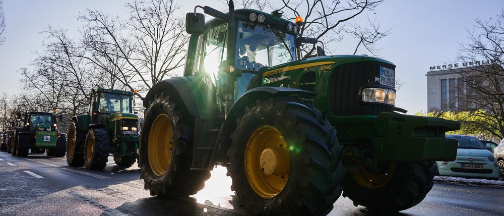 Anlässlich der Grünen Woche findet eine Trecker-Demo der Freien Bauern vor dem Messegelände statt. Weiterhin wird gegen den geplanten Stopp der Agrardiesel-Subvention und für einen Demokratieabbau demonstriert.