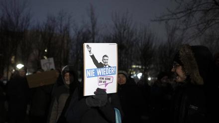 Ein Demonstrant hält ein Plakat mit einem Foto von Björn Höcke als Forderung nach einem Verbot der AfD.
