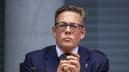 Konstantin von Notz (Bündnis 90/Die Grünen), Vorsitzender des Parlamentarischen Kontrollgremiums, wartet auf den Beginn einer öffentlichen Anhörung im Bundestag.