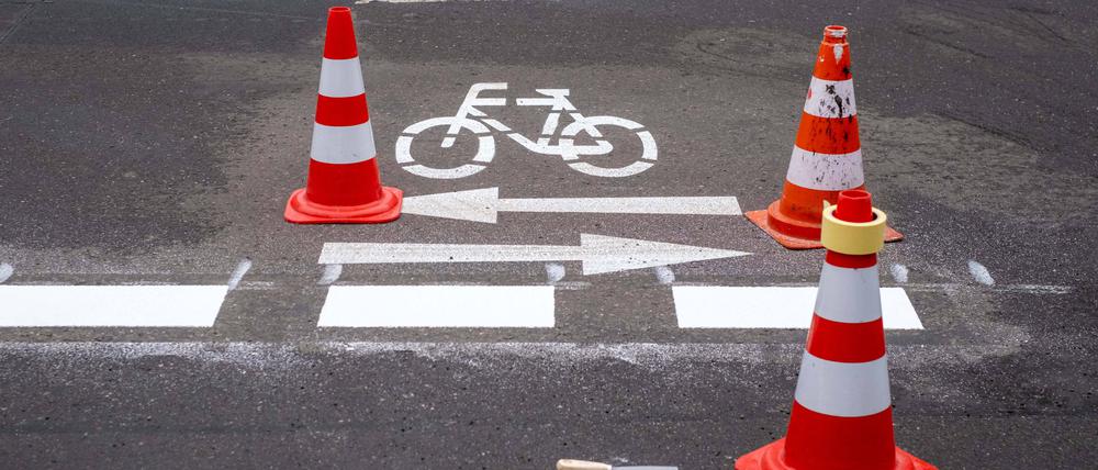 Neue Fahrbahnmarkierungen zur Einrichtung einer Fahrradstraße.