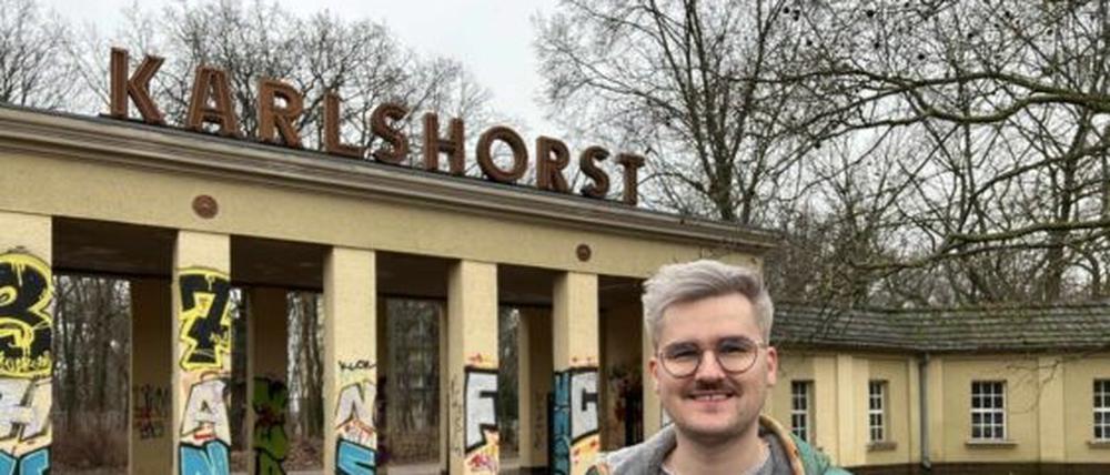 Moderator und Künstler Ortwin Bader-Iskraut vor dem Kulturhaus Karlshorst