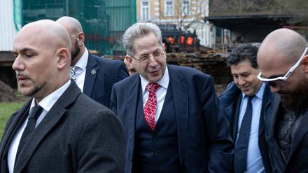 Ex-Verfassungsschutzpräsident Hans-Georg Maaßen besteigt ein Schiff auf dem Rhein, wo er mit Mitgliedern der Werteunion eine neue Partei gründet.