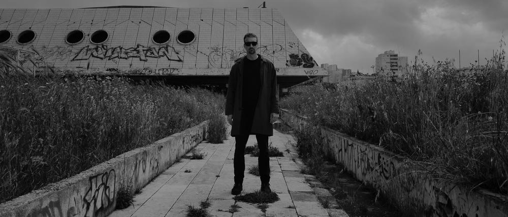 Ivan Perić spielt in „Through the Graves the Wind Is Blowing“ einen Kommissar, der vergeblich versucht, eine Mordserie aufzuklären.