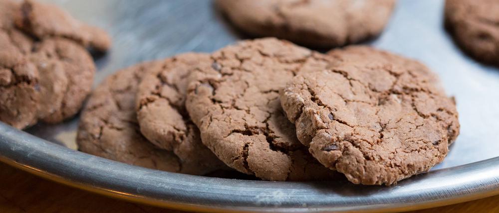 Schokoladenkekse auf einem Tablett,