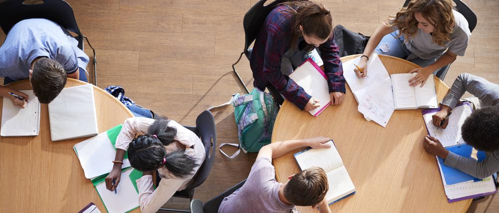 Schüler*innen bei Hausarbeiten.