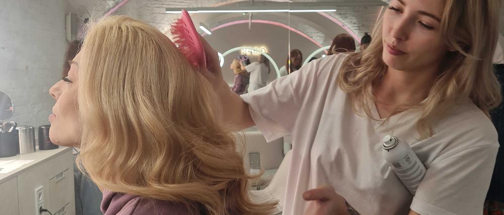 Andrea lässt sich Haare und Make-up machen. Die Notallmedizinerin arbeitet in Frontnähe in der Ukraine. Zurück in Kyjiw, will sie sich etwas Gutes tun.