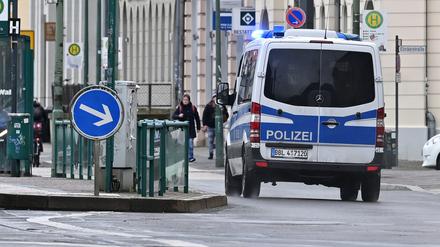 Potsdam, 19.02.2024, Lokales, Polizei, Einsatzwagen, Blaulicht, Friedrich-Ebert-Straße, Friedrich-Ebert-Strasse, Symbolfoto, Genrebild, Foto: Ottmar Winter PNN ACHTUNG: Foto ist ausschließlich für redaktionelle Berichterstattung der PNN und des TGSP! Eine kommerzielle Nutzung, z.B. Werbung, ist ausgeschlossen. Die Weitergabe an nicht autorisierte Dritte, insbesondere eine weitergehende Vermarktung über Bilddatenbanken, ist unzulässig.