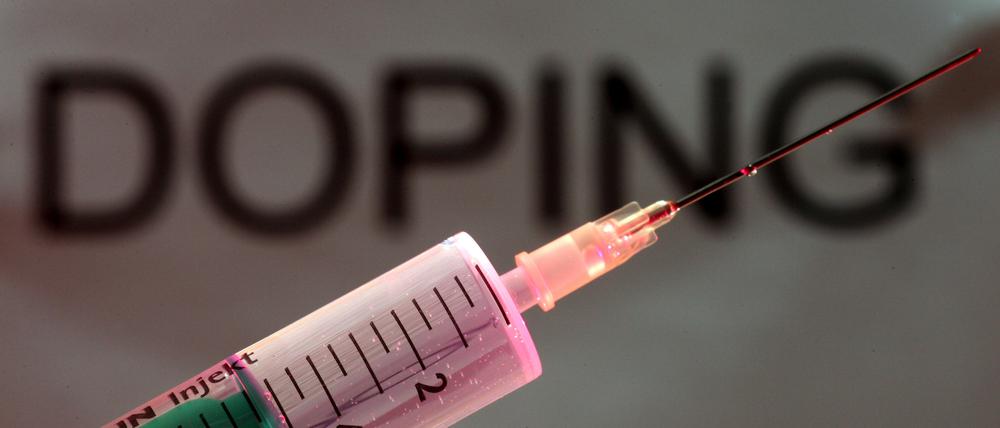 Das Symbolfoto zeigt eine Spritze vor dem Wort Doping.