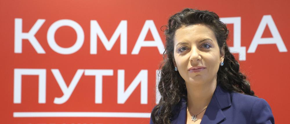 Margarita Simonjan vor einem Putin-Wahlplakat vor der letzten Präsidentenwahl im Jahr 2024.