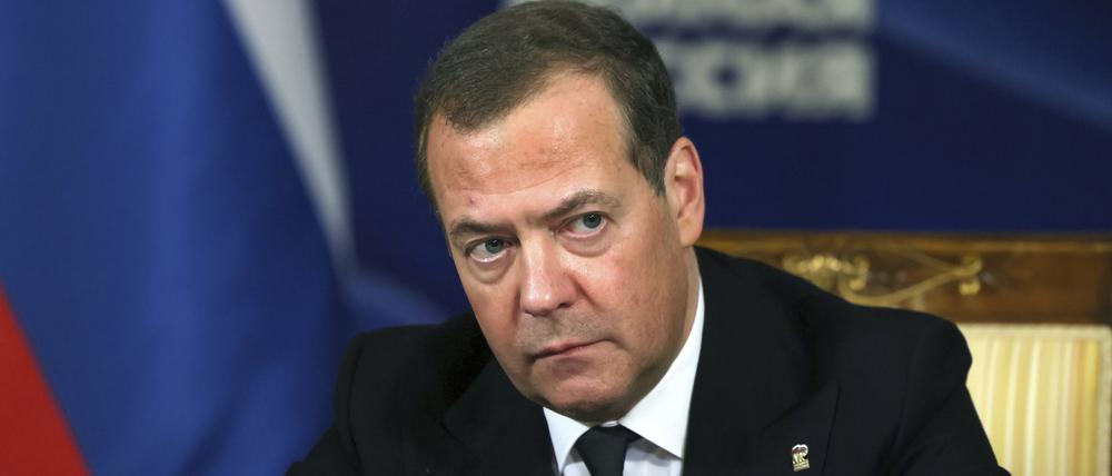 14.11.2023, Russland, Moskau: Auf diesem von der staatlichen russischen Nachrichtenagentur Sputnik via AP veröffentlichte Foto nimmt Dmitri Medwedew an einem Treffen mit den Kandidaten für die Sekretariate der regionalen Abteilungen seiner Partei in der Gorki-Residenz teil.