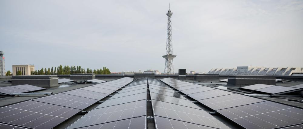 ARCHIV - 11.10.2023, Berlin: Solarpanels sind vor einem Pressetermin zum Bau von Berlins größter Photovoltaik-Anlage der Stadtwerke und Messe auf dem Dach der Messe Berlin vor dem Funkturm zu sehen. (zu dpa: «Milliardenschweres Klima-Sondervermögen steht auf der Kippe») Foto: Christoph Soeder/dpa +++ dpa-Bildfunk +++