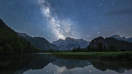 Milchstraße über dem Almsee in Österreich