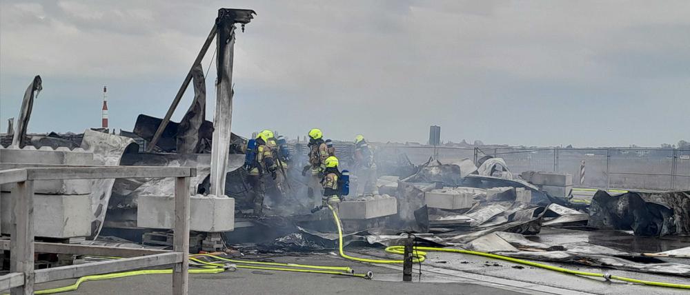 Die rund 1000 Quadratmeter große Halle brannte komplett ab und stürzte ein. Die meisten Bewohner verloren ihr gesamtes Hab und Gut.