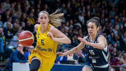 Lucy Reuß (links) spielt bereits ihre zehnte Saison für Alba Berlin.