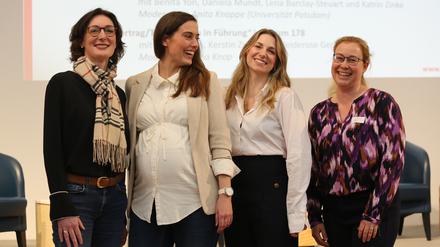 Potsdamer Gründerinnen erzählen von ihrem Weg bei der Veranstaltung „Frauen auf dem Weg 2024: Mut. Macht. Zukunft.“. Beim Talk „Frauen in Gründung“ mit: Benita Yon, Daniela Mundt, Lena Barclay-Steuart und Katrin Zinke (v.l.)