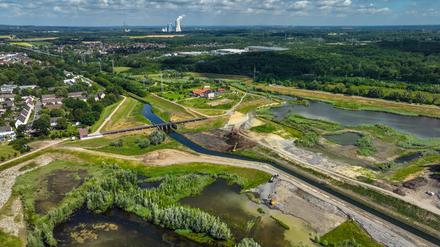 Renaturierung der Emscher, Hochwasserrückhaltebecken HRB Mengede. An der Emscher-Auen wird eine neue Auenlandschaft für den Hochwasserschutz und die Artenvielfalt geschaffen. Die derzeit begradigte Emscher wird wieder geschwungen und kann sich durch ihre neue Aue schlängeln. Nach dem Bau eines Parallelkanals ist die Emscher seit 2022 komplett abwasserfrei. Zuvor war der Fluss ein offener, oberirdischer Mischwasserkanal mit Regen- und Schmutzwasser. Im Hintergrund: das Uniper-Kohlekraftwerk Datteln 4.