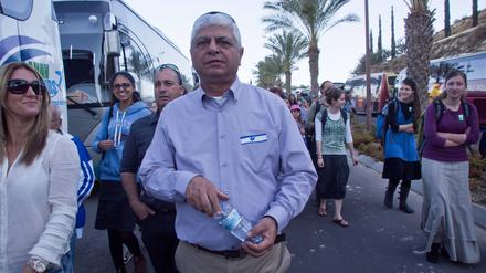 Benny Kashriel (Mitte) während eines Marschs der Siedlerbewegung im Februar 2014. Er diente dem Ziel, mehr Unterstützung der Regierung für weiteren Siedlungsbau zu bekommen.