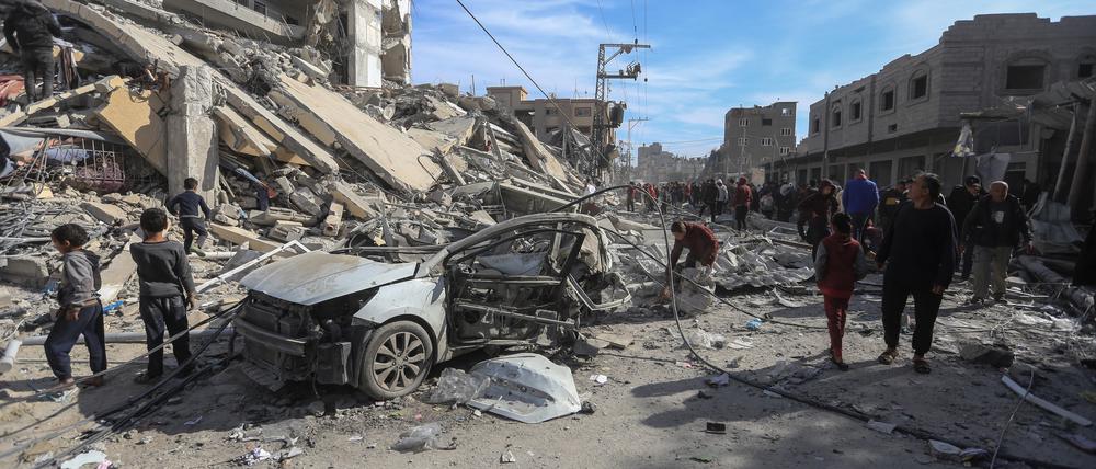 Palästinenser begutachten die massiven Schäden, die ein israelischer Luftangriff auf den Al-Masri-Turm verursacht hat. Palästinensischen Quellen zufolge bombardierten israelische Kampfjets dieses Hochhaus in Rafah.