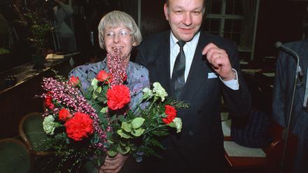 Sybille Volkholz wird nach ihrer Wahl zur neuen Schulsenatorin von dem ebenfalls neu gewählten Regierenden Bürgermeister Walter Momper beglückwünscht. Mit den Stimmen der SPD und der Alternativen Liste wählte das Berliner Abgeordnetenhaus am 16. März 1989 einen neuen rot-grünen Senat.