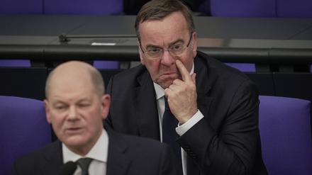 Als könnte er nicht glauben, was der Kanzler sagt: Boris Pistorius (SPD, h.), Verteidigungsminister, verfolgt die Ausführungen von Bundeskanzler Olaf Scholz (SPD) bei der Befragung der Bundesregierung im Plenarsaal im Deutschen Bundestag.